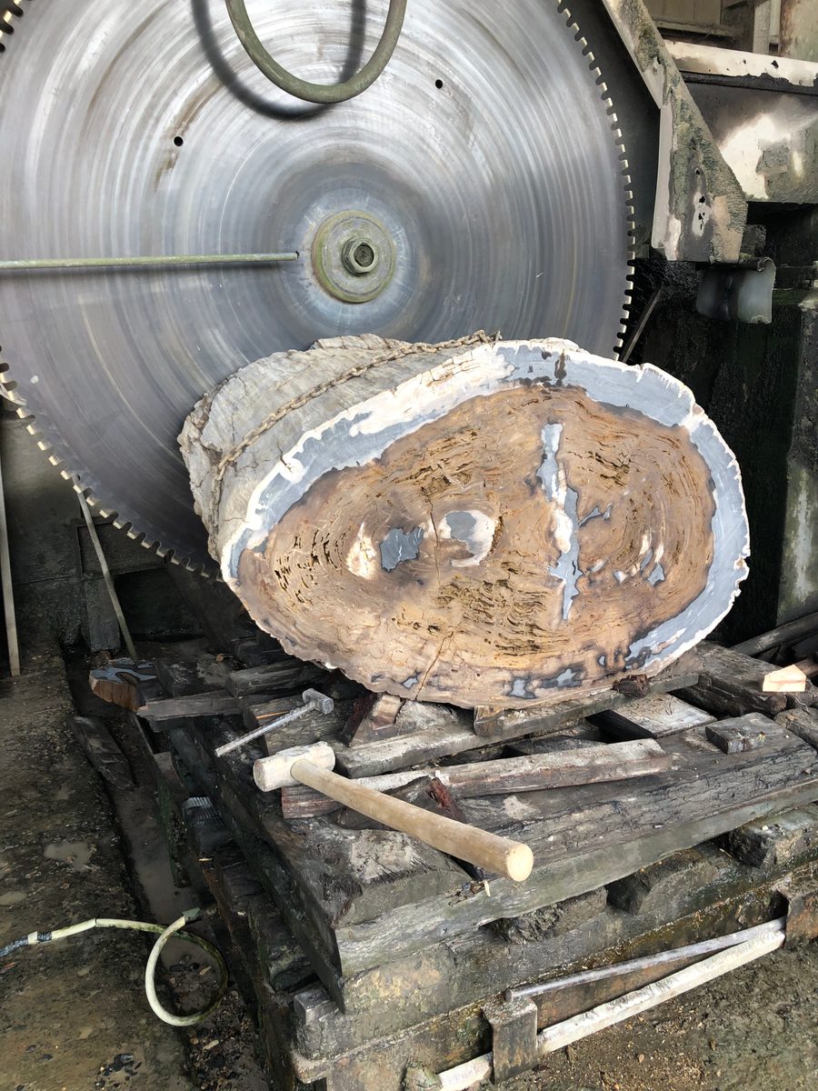Indonesien: Fossiles Holz, samt Verarbeitung
