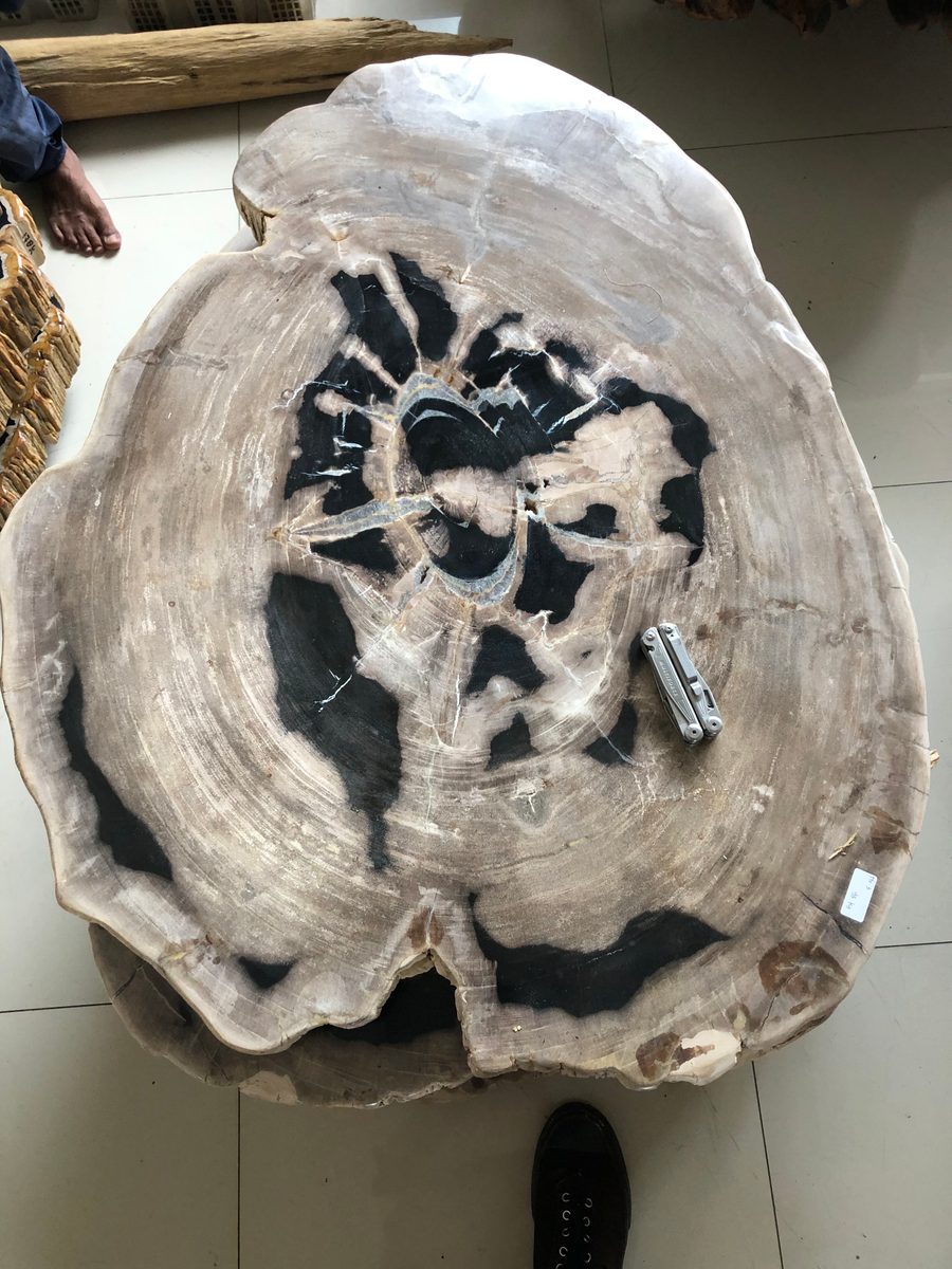 Indonesien: Fossiles Holz, samt Verarbeitung