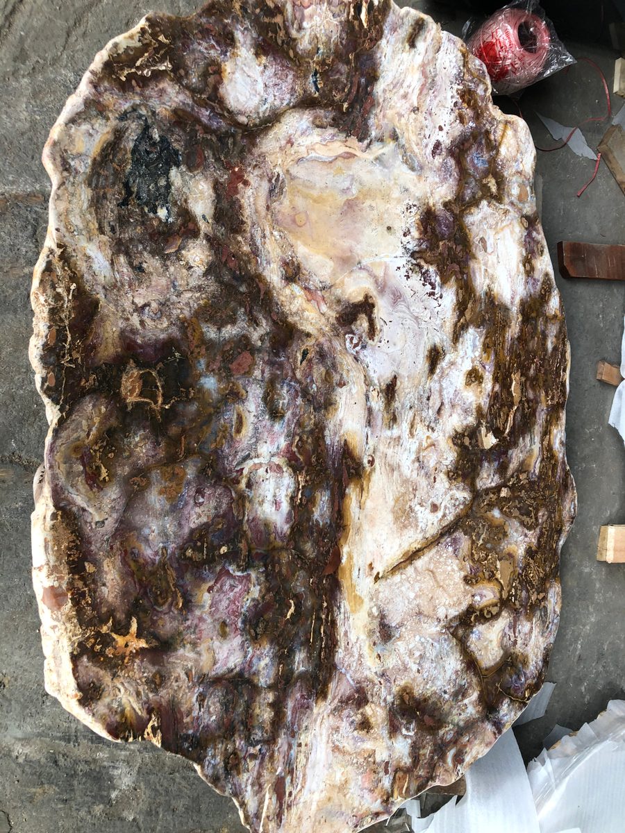 Indonesien: Fossiles Holz, samt Verarbeitung