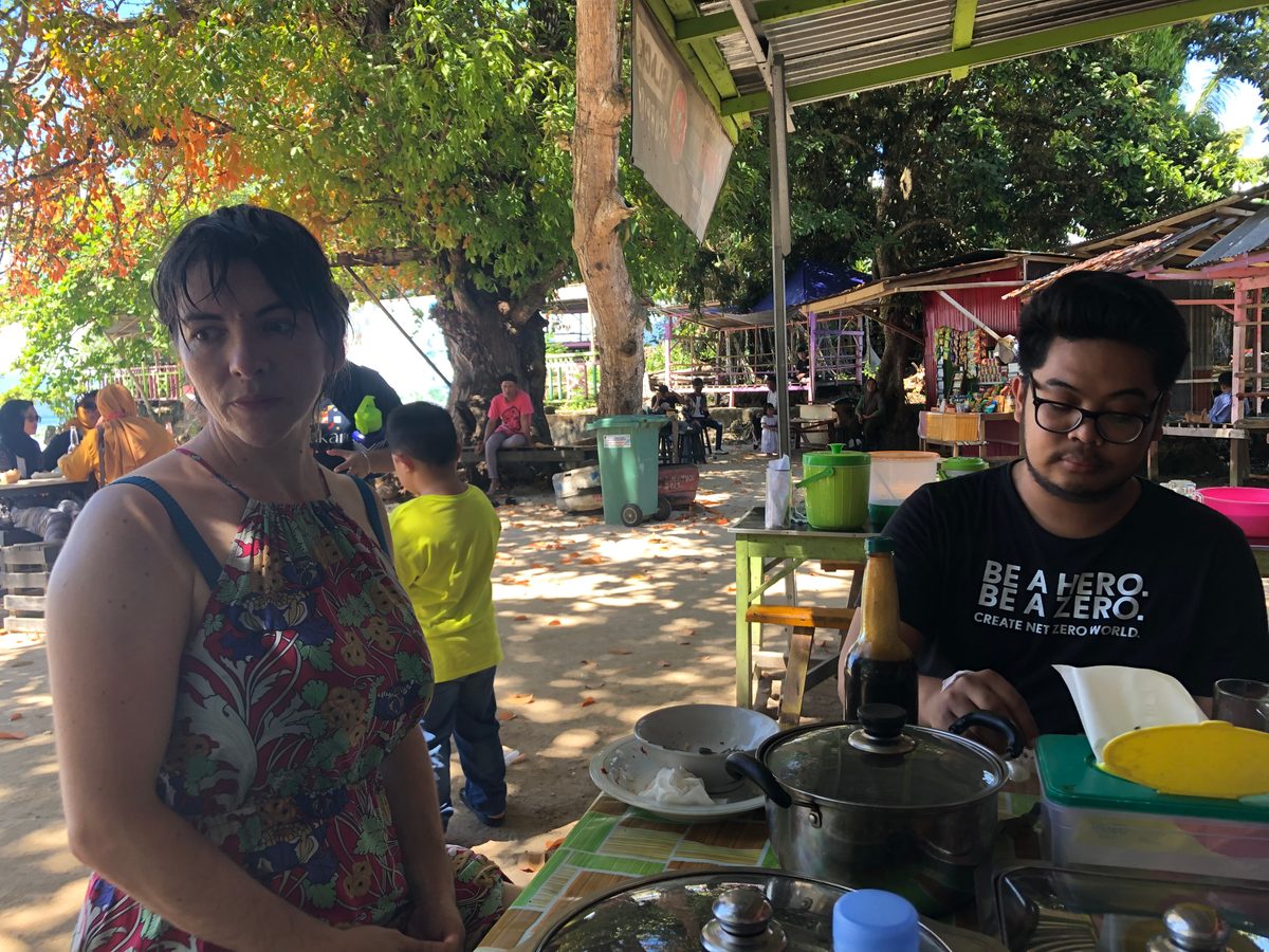 Indonesien: Die Inseln und Korallenriffs direkt vor Mamudju. Unbedingt einen Ausflug wert!