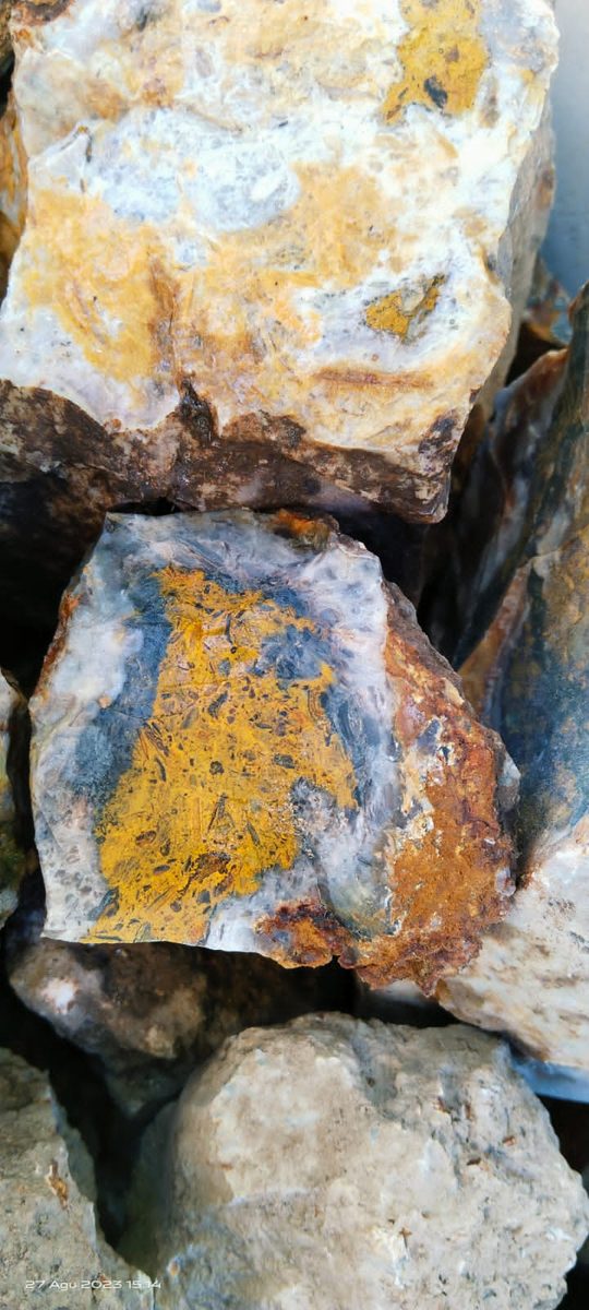 Indonesien: Auripigment in Quarz, der sog. „Bumble Bee Jasper“