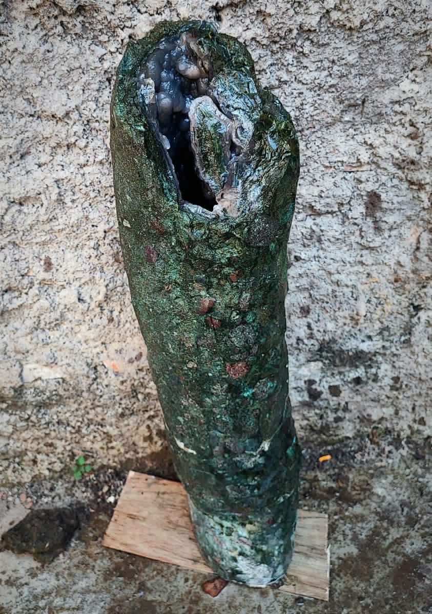Indonesien: Verschiedene versteinerte Hölzer aus Garut, Java darunter viele mit Opal und/oder Chrysocoll