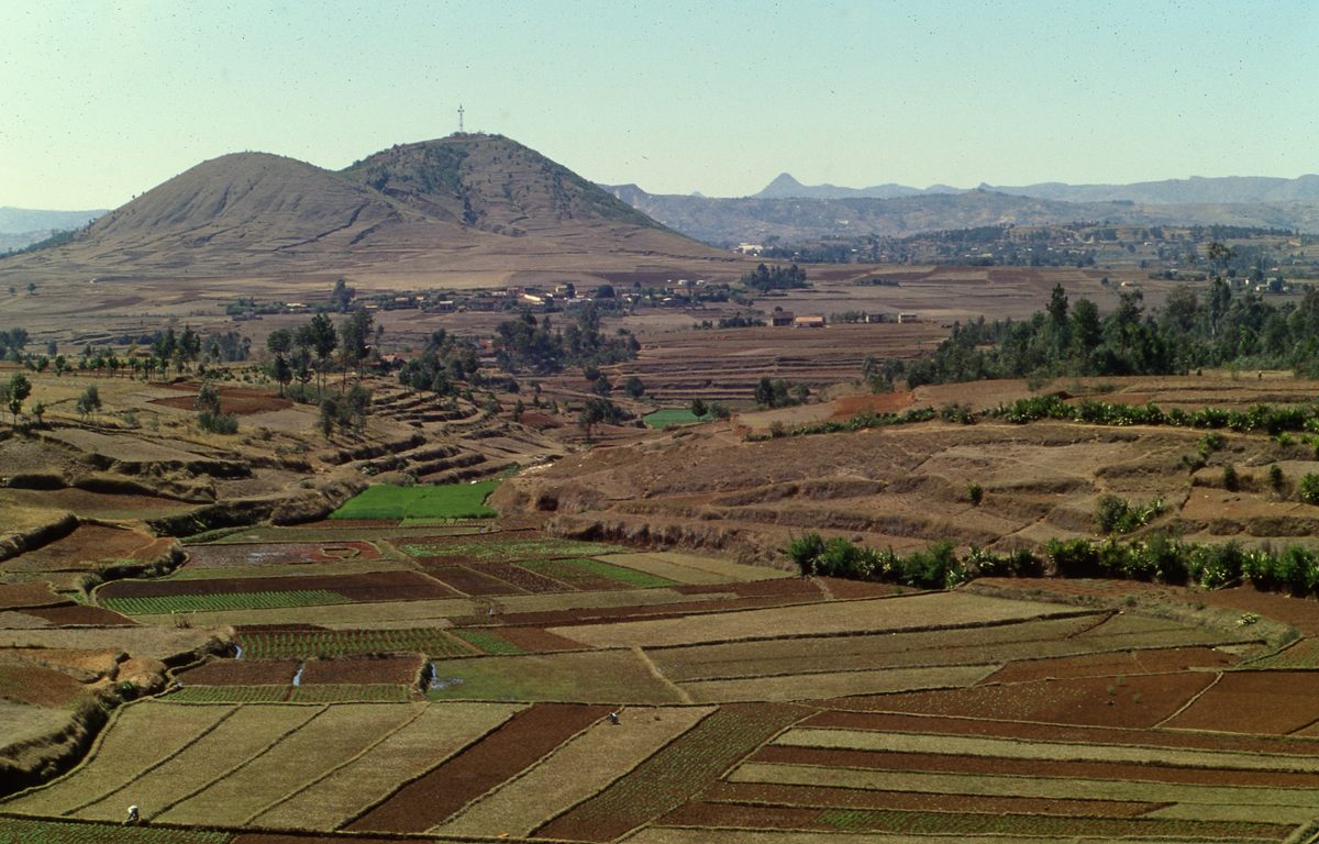 Madagaskar: Die Gegend von Betafo, Heimat der berühmten Betafite sowie sehr guter Quarze.