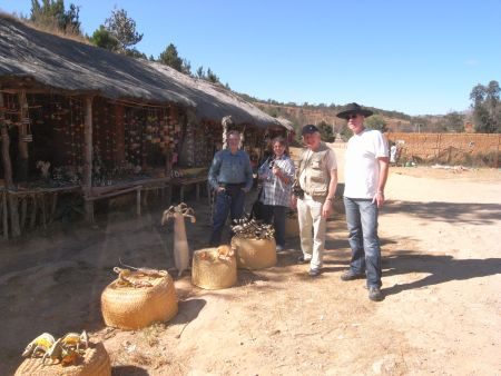 Madagaskar: Einkauf von Bastfiguren in einem Dorf auf der Straße von Tana nach Antsirabe. In dem Dorf stellt jed