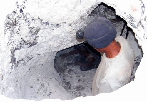 Madagaskar: Turmalinmine im Manandano Valley
