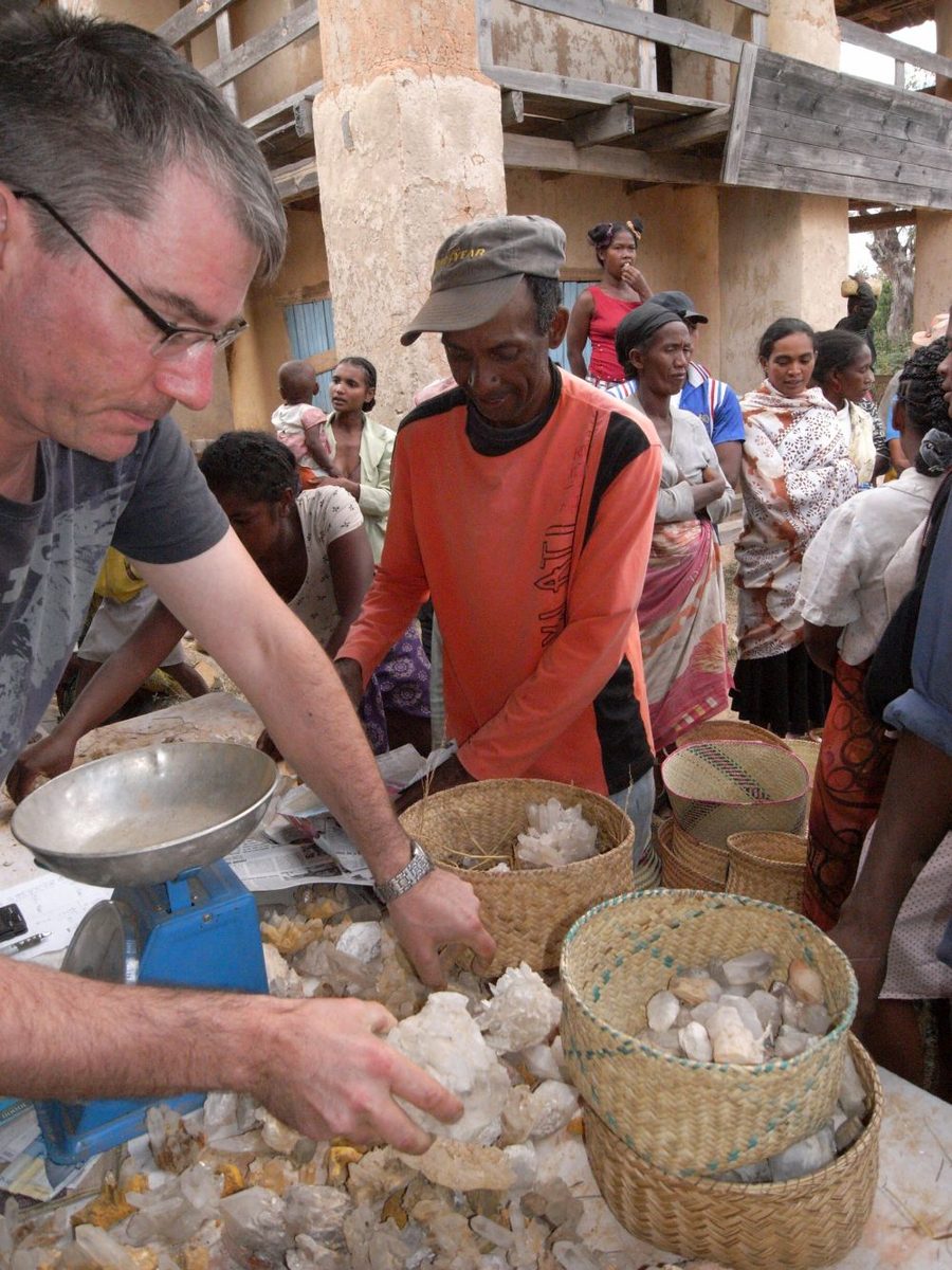 Madagaskar: Aufkauf von Bergkristallen bei lokalen Kleinbergleuten in Maize, unweit von Antsirabe.