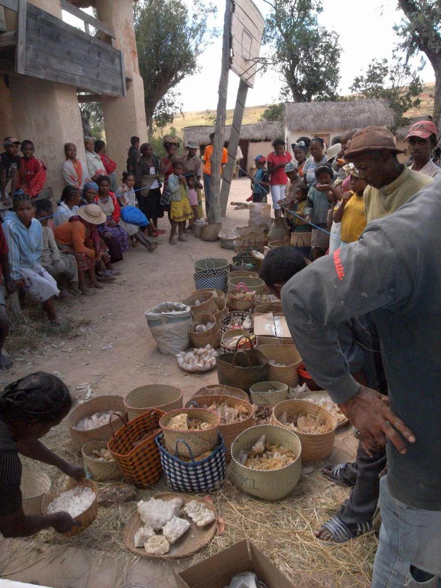 Madagaskar: Aufkauf von Bergkristallen bei lokalen Kleinbergleuten in Maize, unweit von Antsirabe.