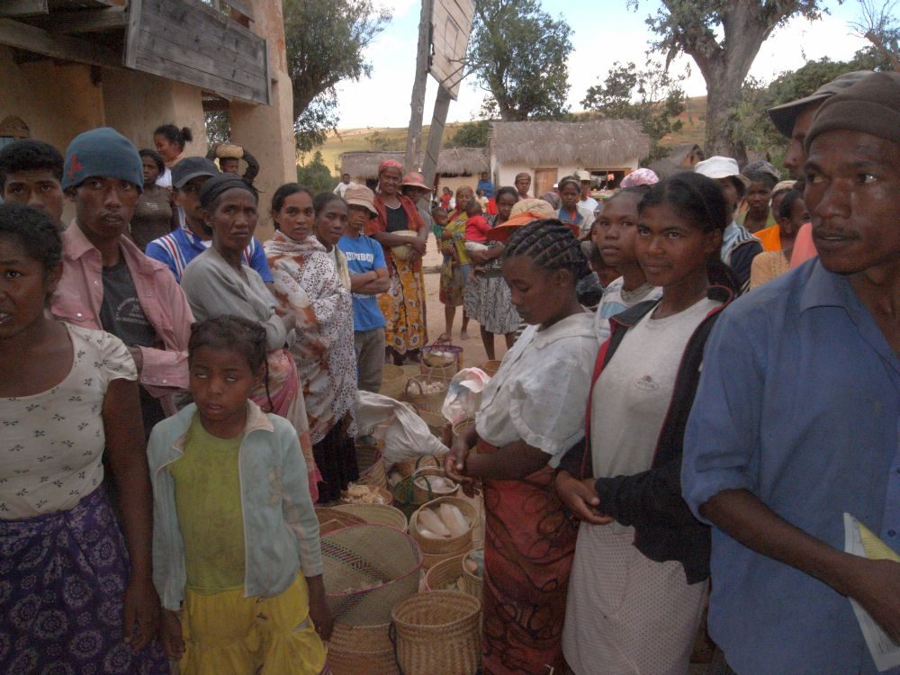 Madagaskar: Aufkauf von Bergkristallen bei lokalen Kleinbergleuten in Maize, unweit von Antsirabe.