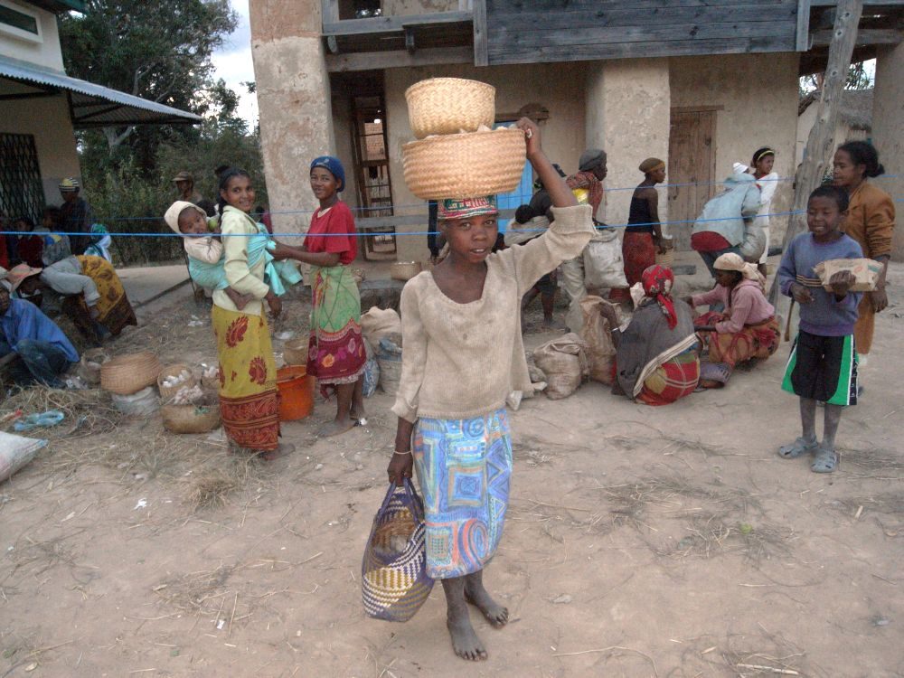 Madagaskar: Aufkauf von Bergkristallen bei lokalen Kleinbergleuten in Maize, unweit von Antsirabe.