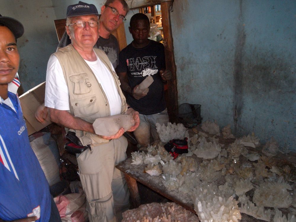 Madagaskar: Aufkauf von Bergkristallen bei lokalen Kleinbergleuten in Maize, unweit von Antsirabe.