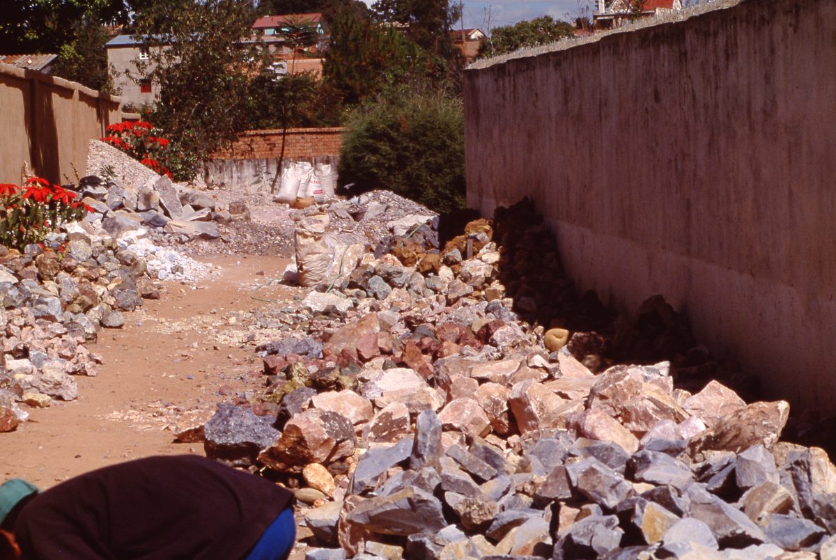 Madagaskar: Rohsteinlager in Antsirabe