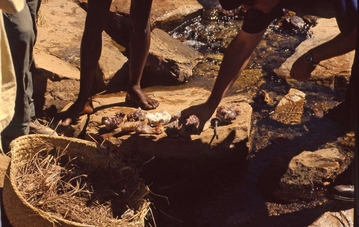 Madagaskar: Fahrt zu weiteren Quarz Minen in der Gegend von Ambotofinandrana, auch nicht so weit von Antsirabe.