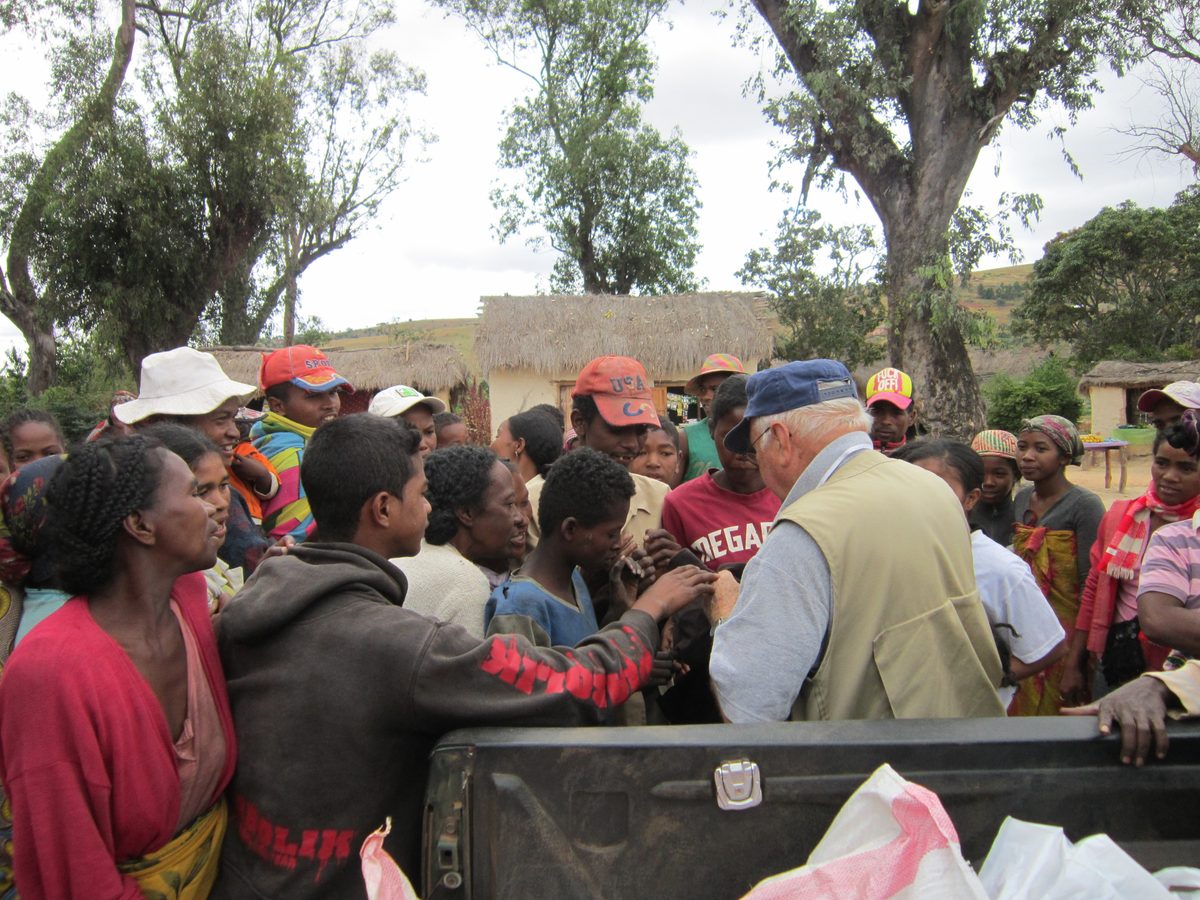Madagaskar: Aufkauf von Bergkristallen bei lokalen Kleinbergleuten in Maize, unweit von Antsirabe.