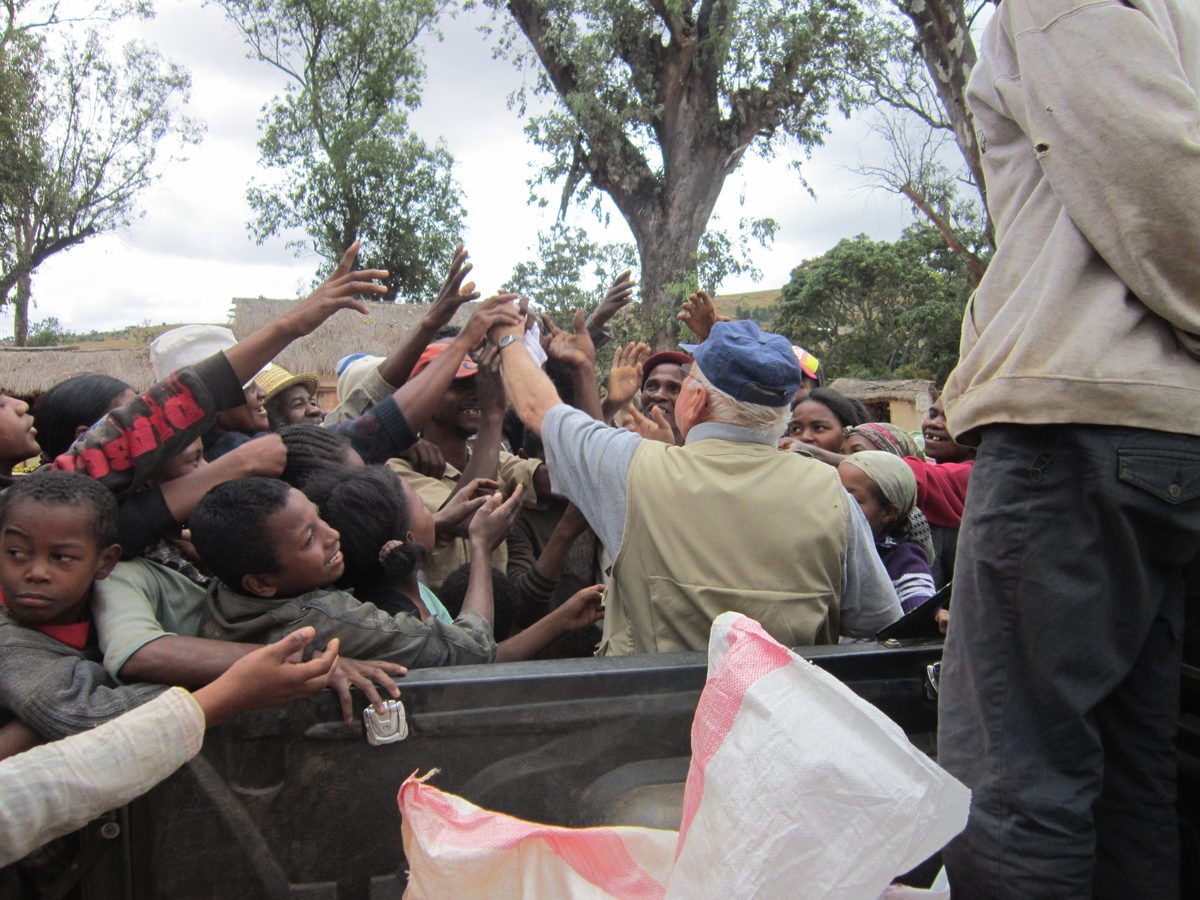 Madagaskar: Aufkauf von Bergkristallen bei lokalen Kleinbergleuten in Maize, unweit von Antsirabe.