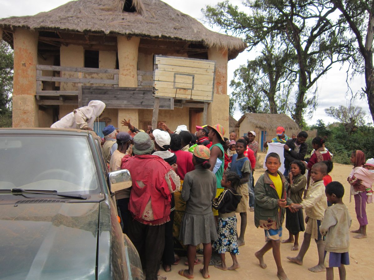 Madagaskar: Aufkauf von Bergkristallen bei lokalen Kleinbergleuten in Maize, unweit von Antsirabe.