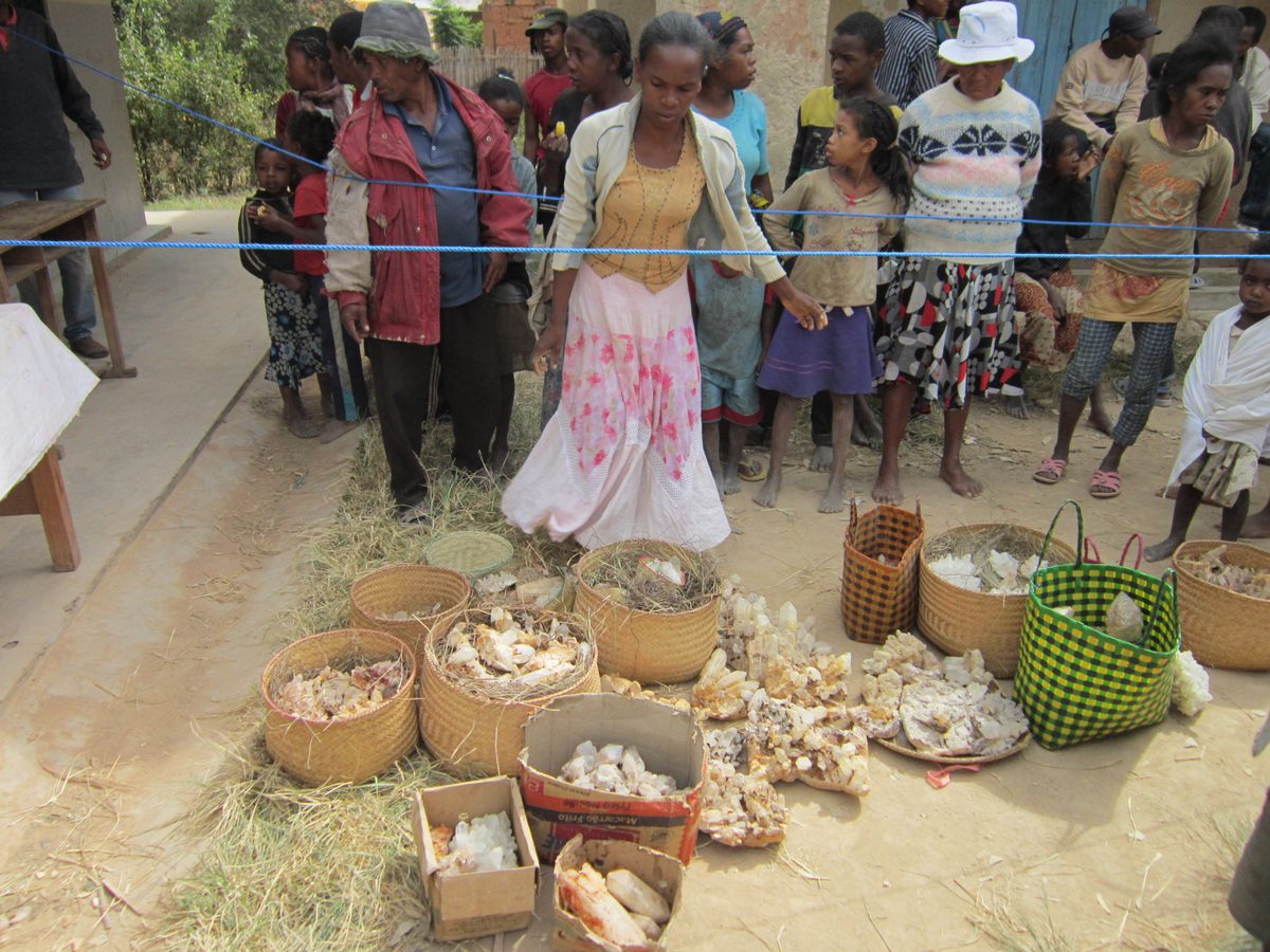 Madagaskar: Aufkauf von Bergkristallen bei lokalen Kleinbergleuten in Maize, unweit von Antsirabe.