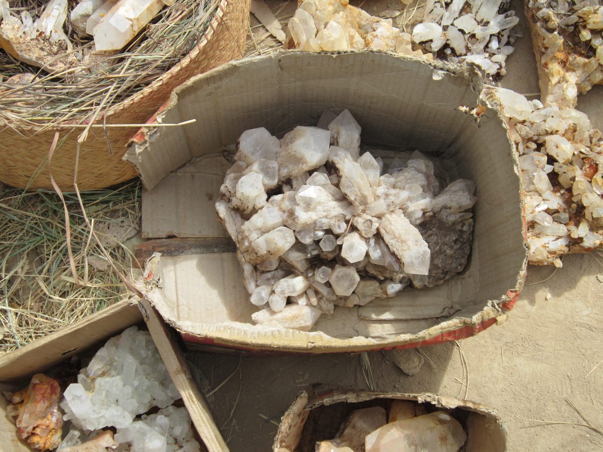 Madagaskar: Aufkauf von Bergkristallen bei lokalen Kleinbergleuten in Maize, unweit von Antsirabe.