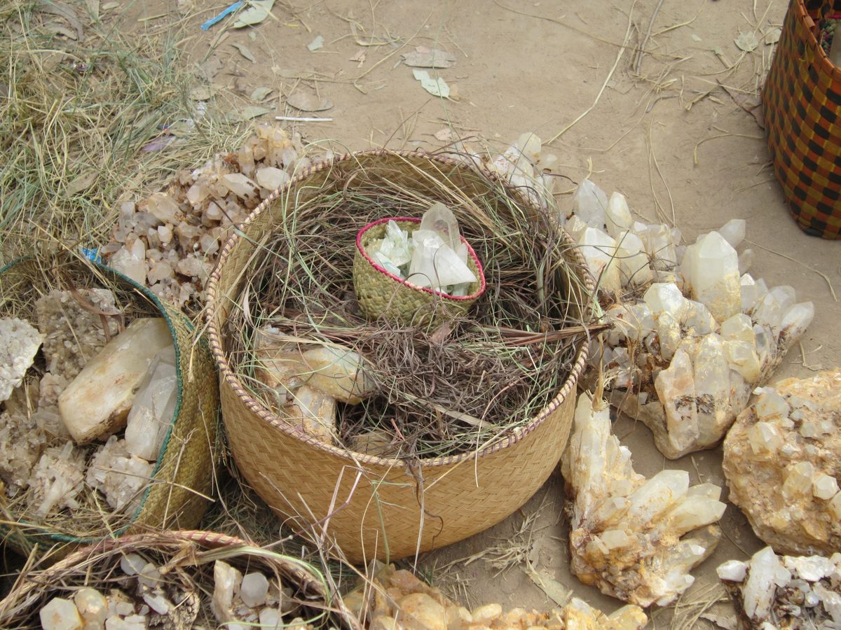 Madagaskar: Aufkauf von Bergkristallen bei lokalen Kleinbergleuten in Maize, unweit von Antsirabe.