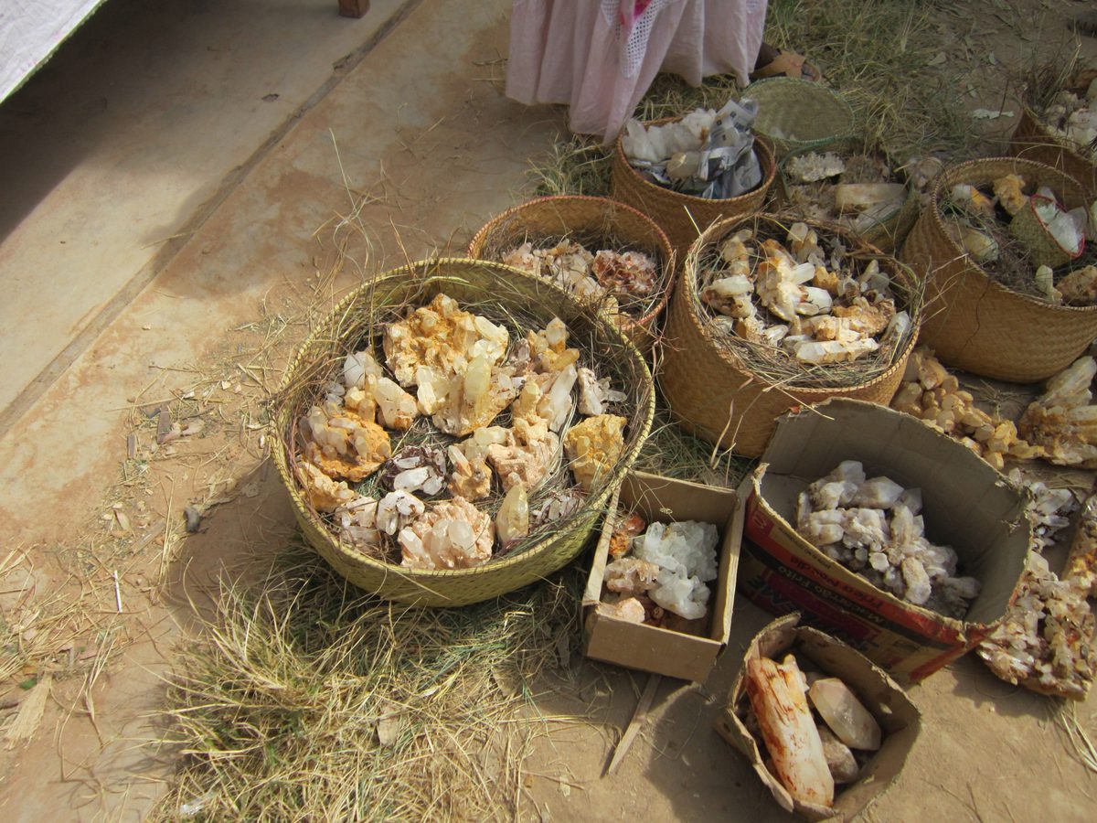 Madagaskar: Aufkauf von Bergkristallen bei lokalen Kleinbergleuten in Maize, unweit von Antsirabe.