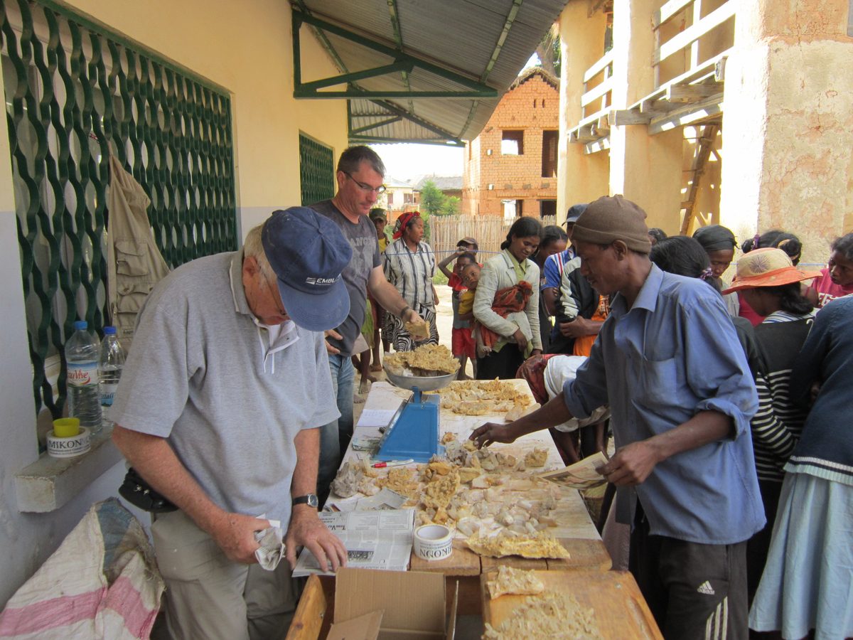 Madagaskar: Aufkauf von Bergkristallen bei lokalen Kleinbergleuten in Maize, unweit von Antsirabe.