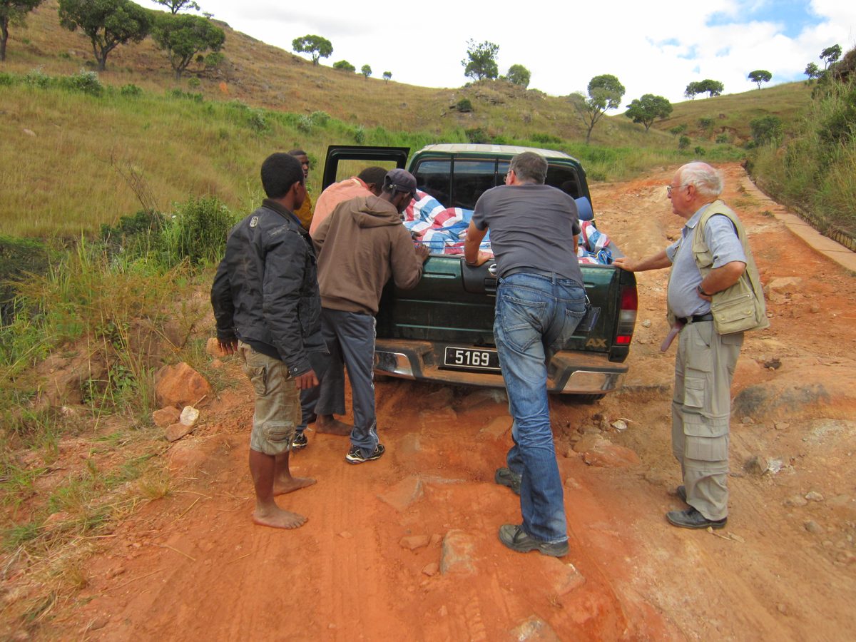 Madagaskar: Aufkauf von Bergkristallen bei lokalen Kleinbergleuten in Maize, unweit von Antsirabe.