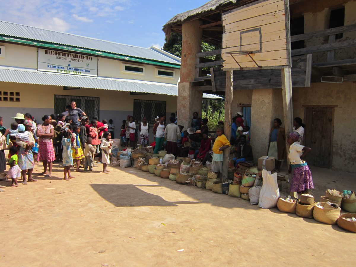 Madagaskar: Aufkauf von Bergkristallen bei lokalen Kleinbergleuten in Maize, unweit von Antsirabe.