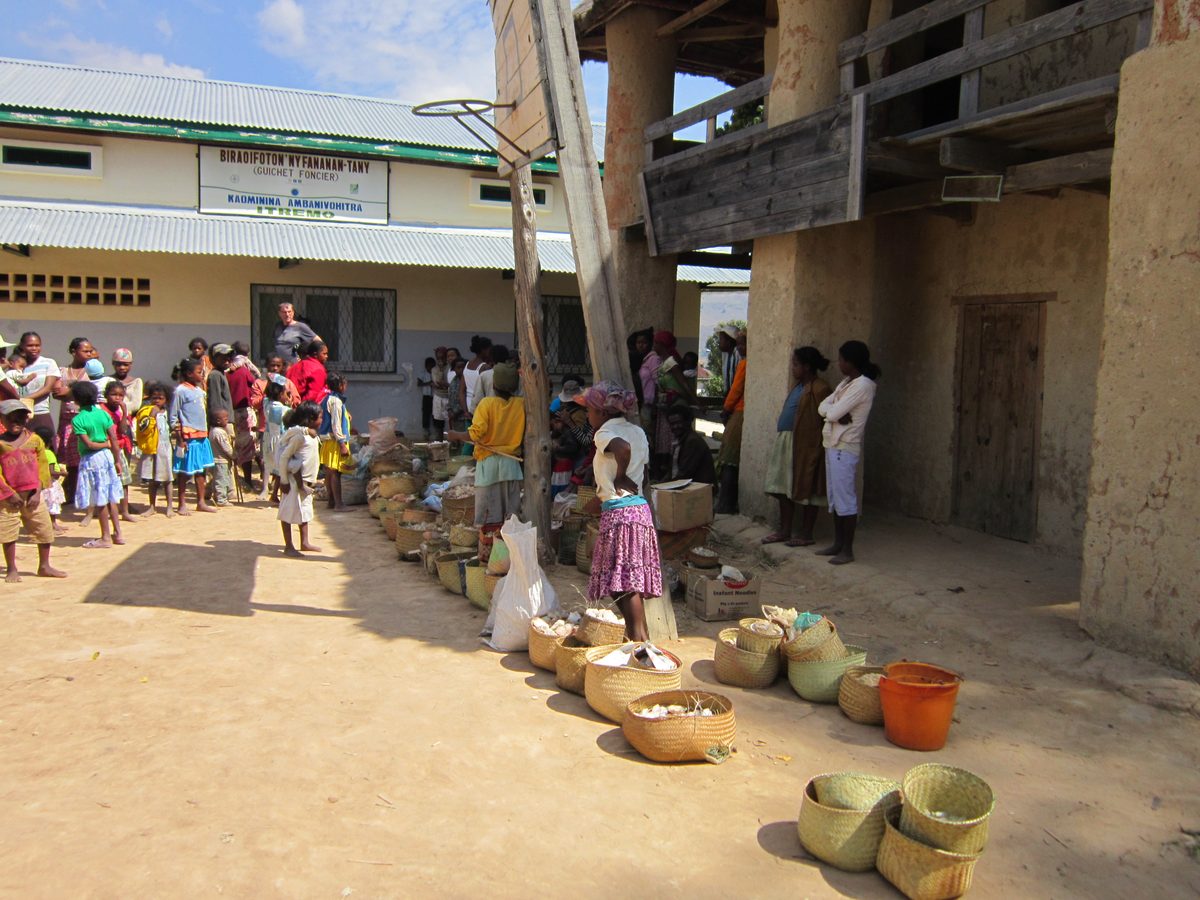 Madagaskar: Aufkauf von Bergkristallen bei lokalen Kleinbergleuten in Maize, unweit von Antsirabe.