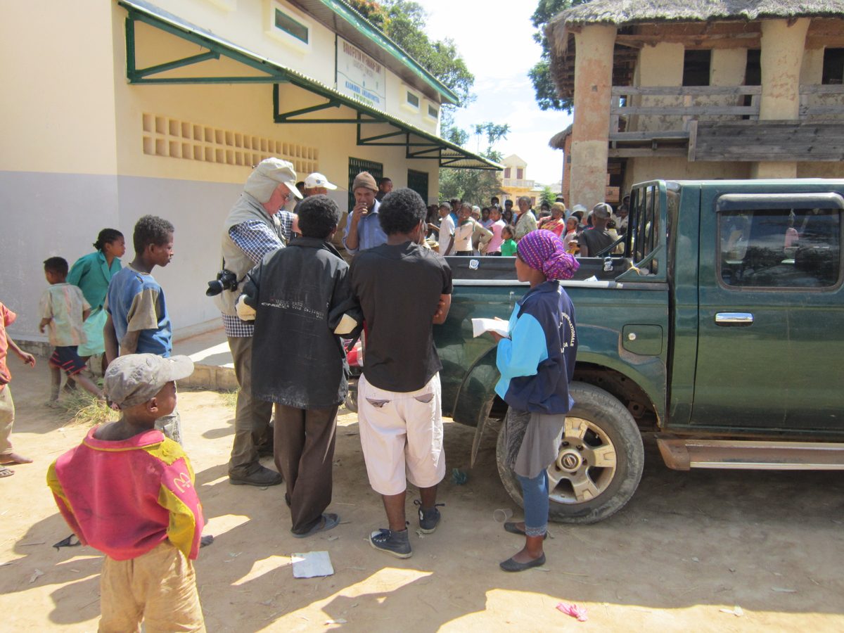 Madagaskar: Aufkauf von Bergkristallen bei lokalen Kleinbergleuten in Maize, unweit von Antsirabe.