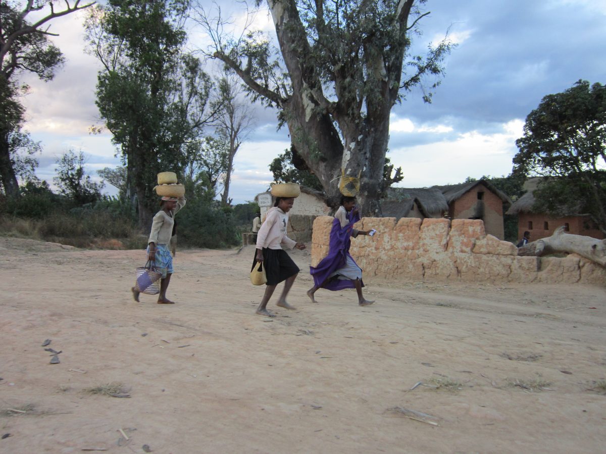 Madagaskar: Aufkauf von Bergkristallen bei lokalen Kleinbergleuten in Maize, unweit von Antsirabe.