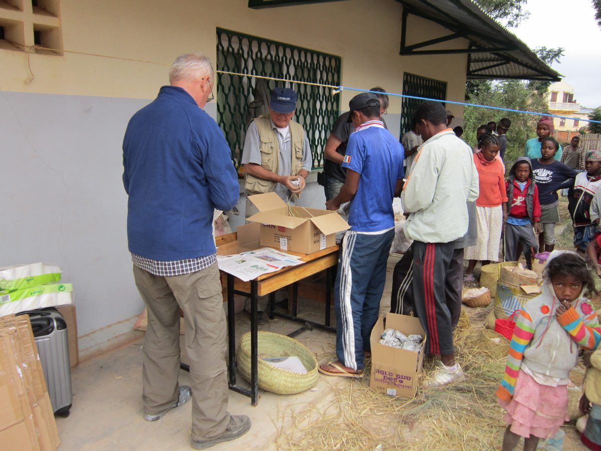 Madagaskar: Aufkauf von Bergkristallen bei lokalen Kleinbergleuten in Maize, unweit von Antsirabe.