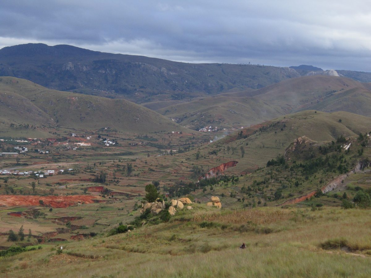 Madagaskar: Die Gegend von Betafo, Heimat der berühmten Betafite sowie sehr guter Quarze.