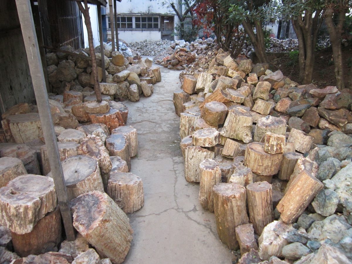 Madagaskar: Rohsteinlager in Antsirabe