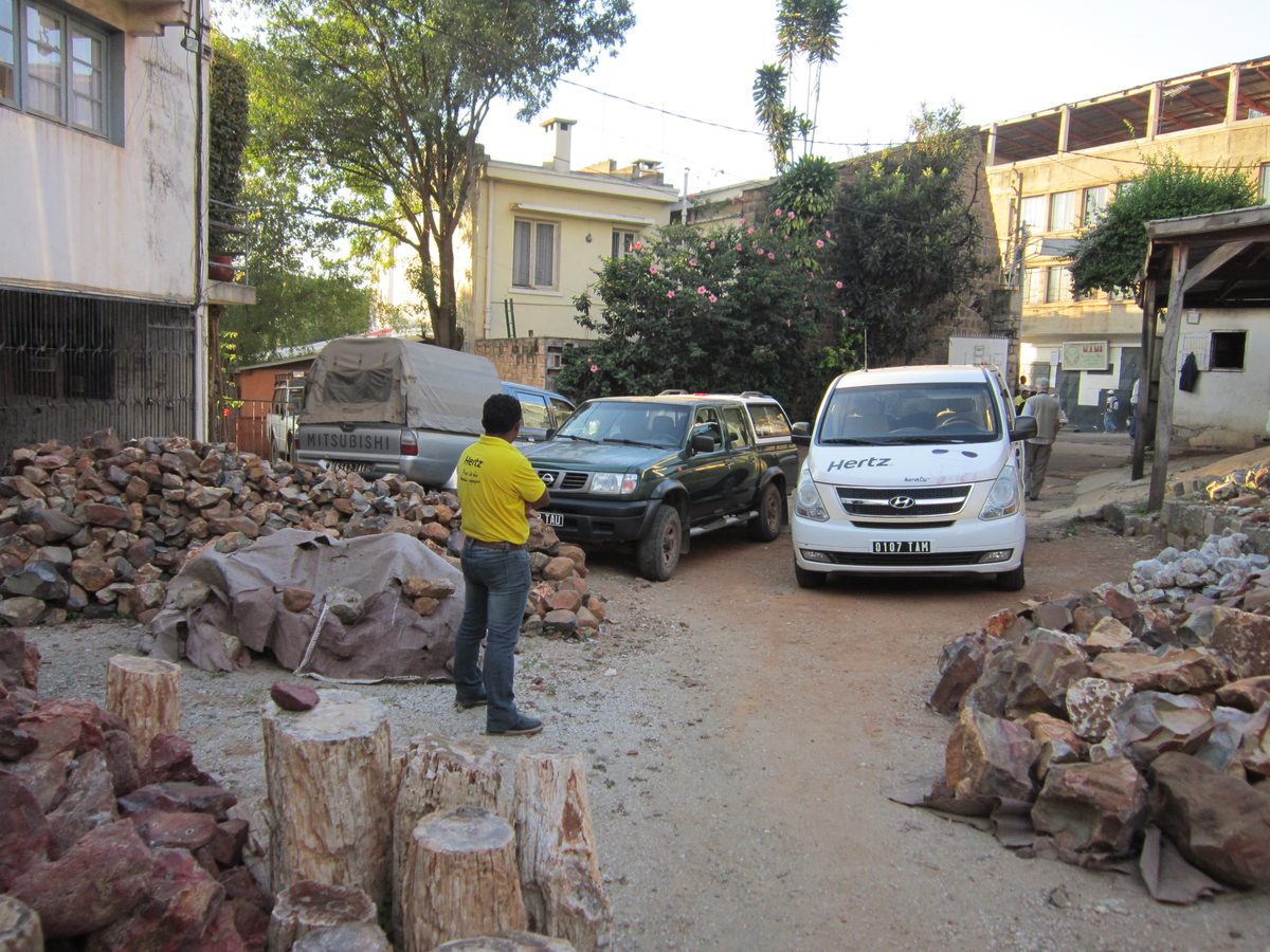 Madagaskar: Rohsteinlager in Antsirabe