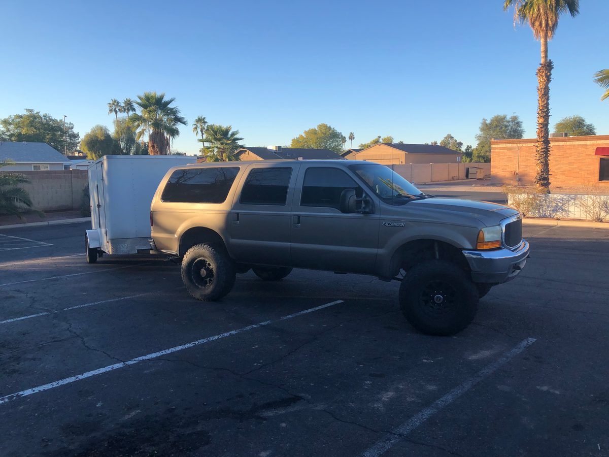 Mexiko: Unser Ford Excursion samt Anhänger. Zuladung 2500 kg + 4000 kg im Hänger. Damit klappt eine 2 Wochen