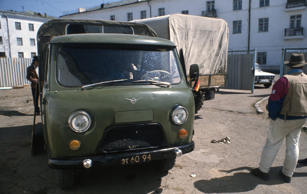Mongolei: Unsere Expeditionsfahrzeuge, der OAZ-Kleinbus und der GAZ 66, beides ehemals von der mongolischen Ar