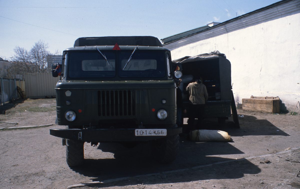 Mongolei: Unsere Expeditionsfahrzeuge, der OAZ-Kleinbus und der GAZ 66, beides ehemals von der mongolischen Ar