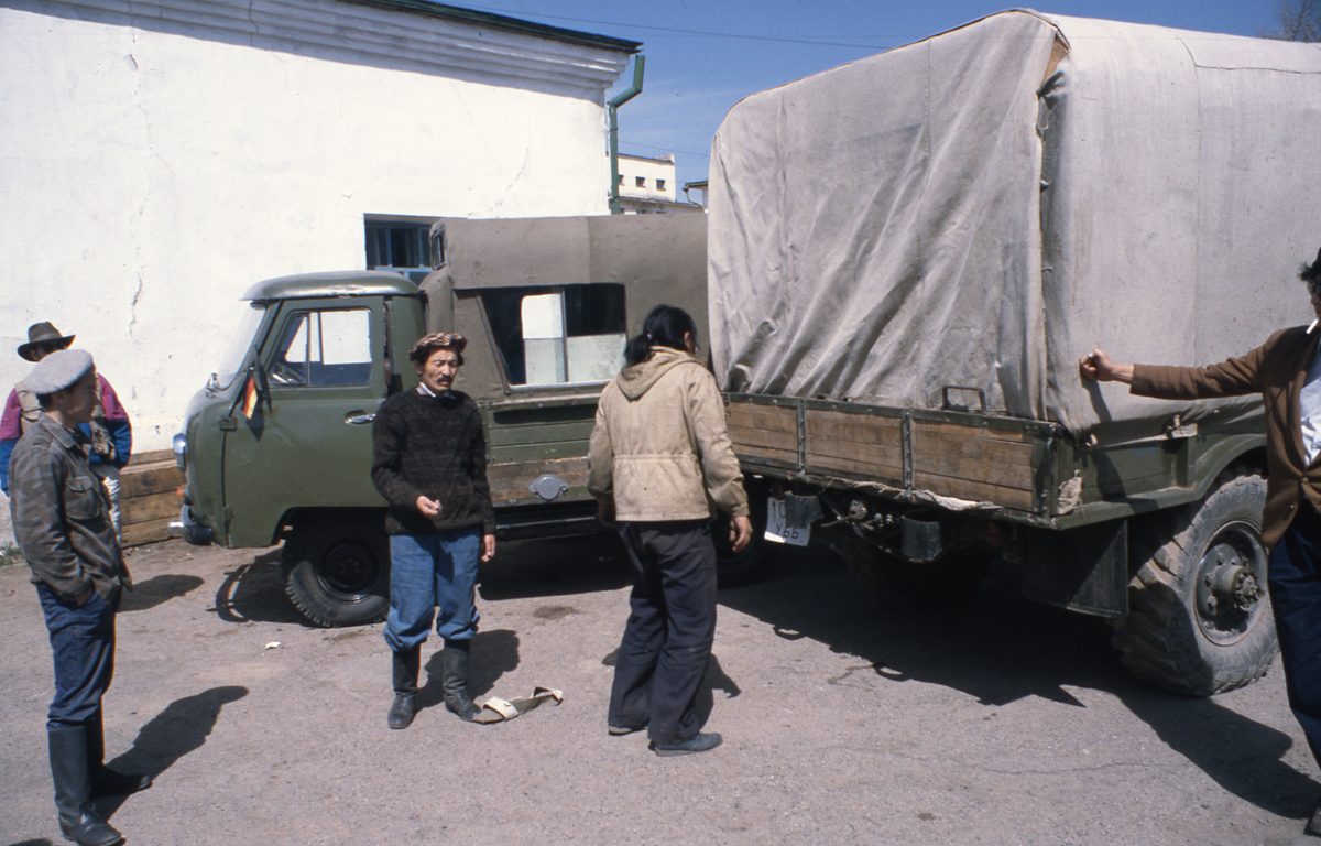Mongolei: Unsere Expeditionsfahrzeuge, der OAZ-Kleinbus und der GAZ 66, beides ehemals von der mongolischen Ar