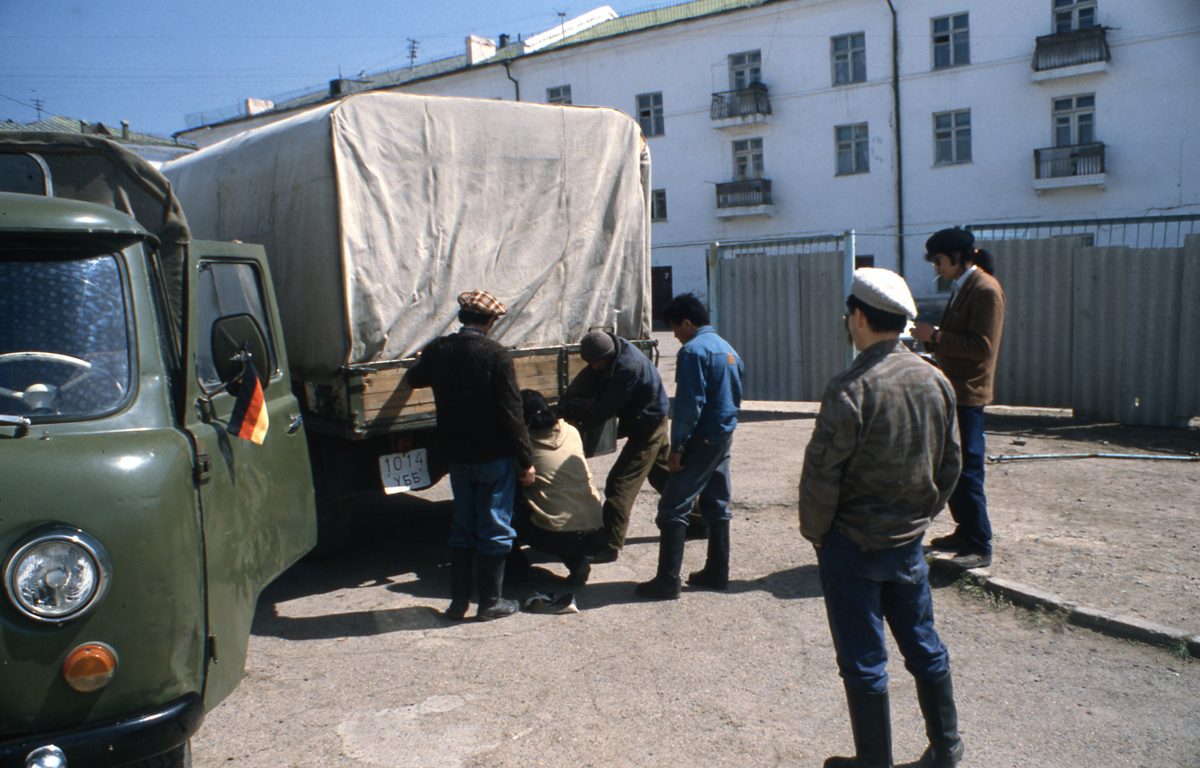 Mongolei: Unsere Expeditionsfahrzeuge, der OAZ-Kleinbus und der GAZ 66, beides ehemals von der mongolischen Ar