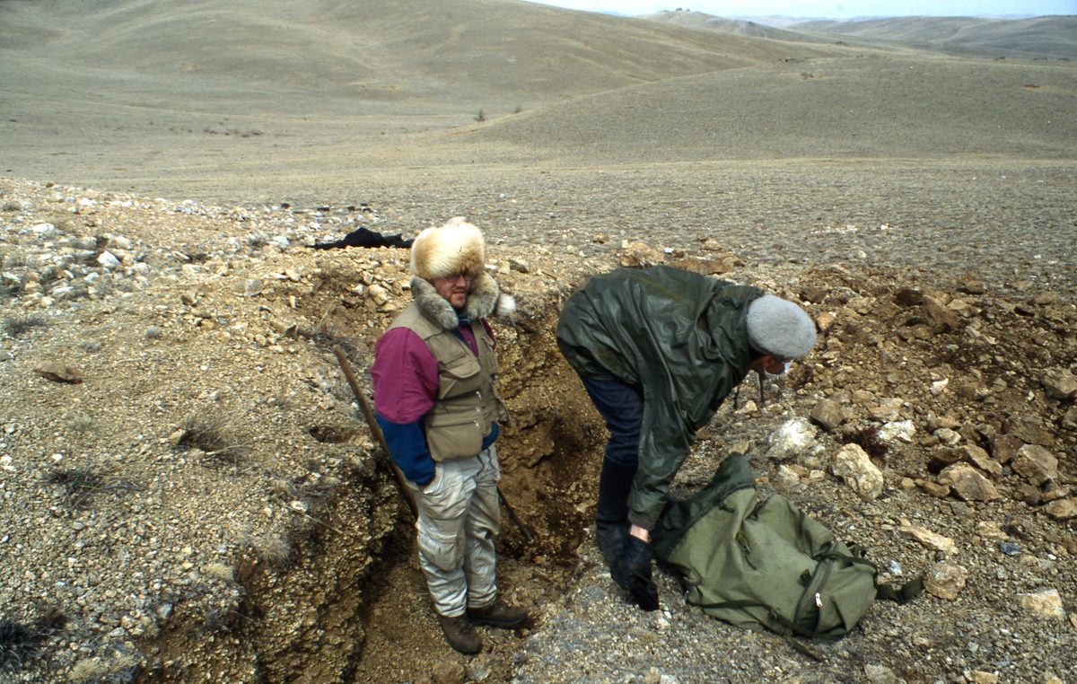 Mongolei: Der erste Probeschurf. Wie man bemerken kann war es frisch…es ist nun Mai…