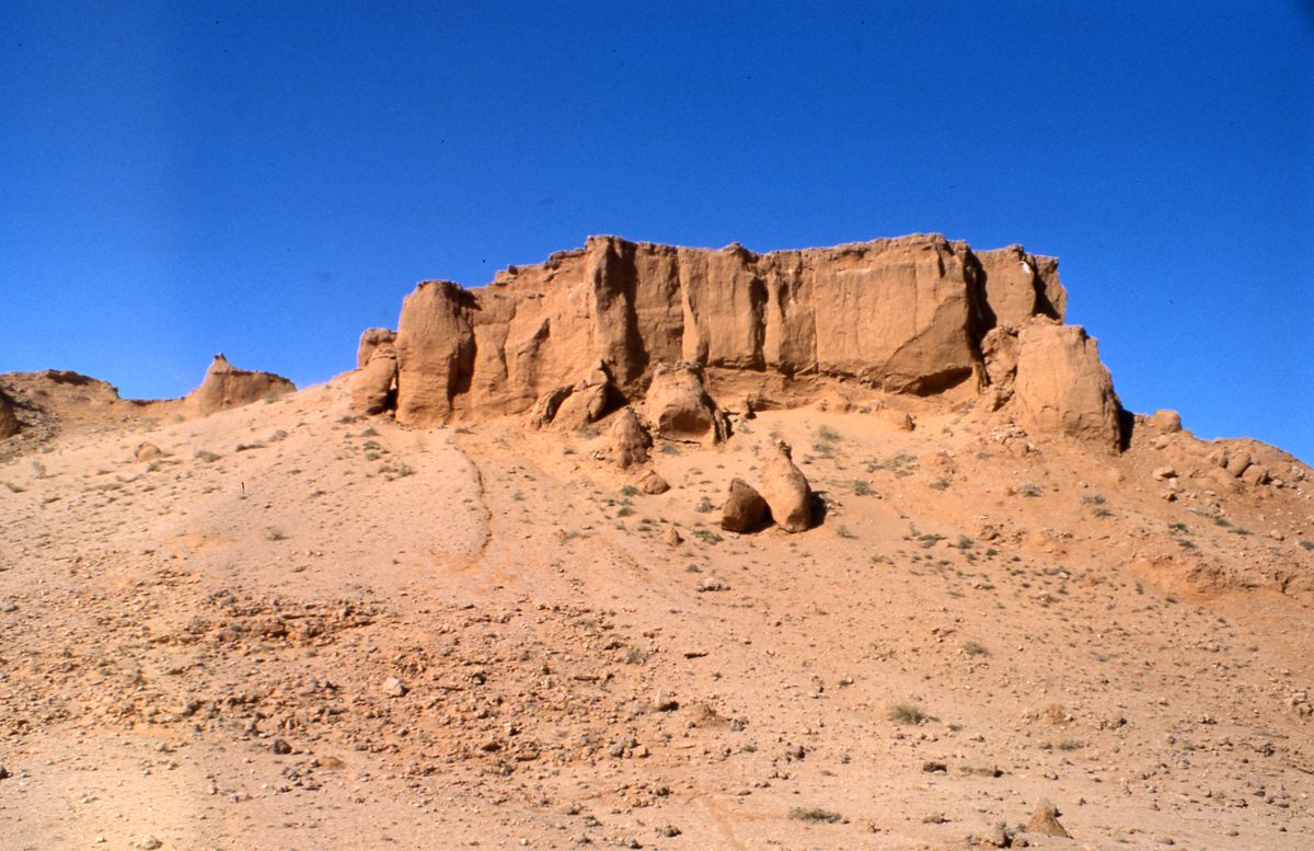 Mongolei: Bain-Dzhagh, die Flammenden Klippen, eine gigantische Fundstelle von Dinosaurier Knochen mitten in d