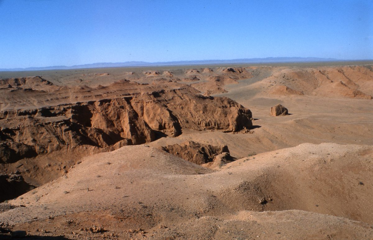 Mongolei: Bain-Dzhagh, die Flammenden Klippen, eine gigantische Fundstelle von Dinosaurier Knochen mitten in d