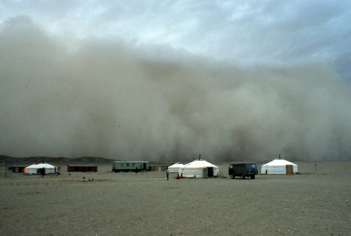 Mongolei: Wir besuchen ein russisches Geologenkamp und werden von einem Sandsturm überrascht.