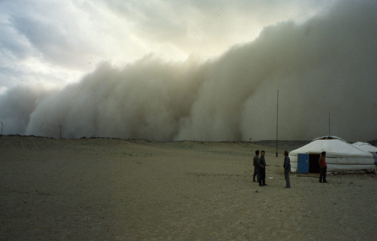 Mongolei: Wir besuchen ein russisches Geologenkamp und werden von einem Sandsturm überrascht.