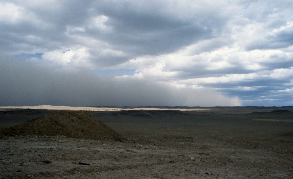 Mongolei: Wir besuchen ein russisches Geologenkamp und werden von einem Sandsturm überrascht.