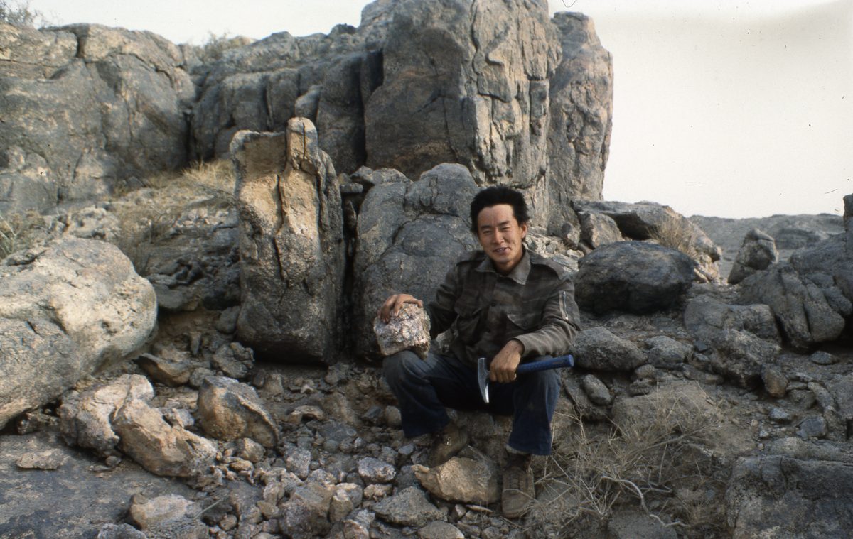 Mongolei: Das nächste Ziel tief in der Gobi ist Han-Bogdo mit seinen gigantischen Elpidit Kristallen und der T