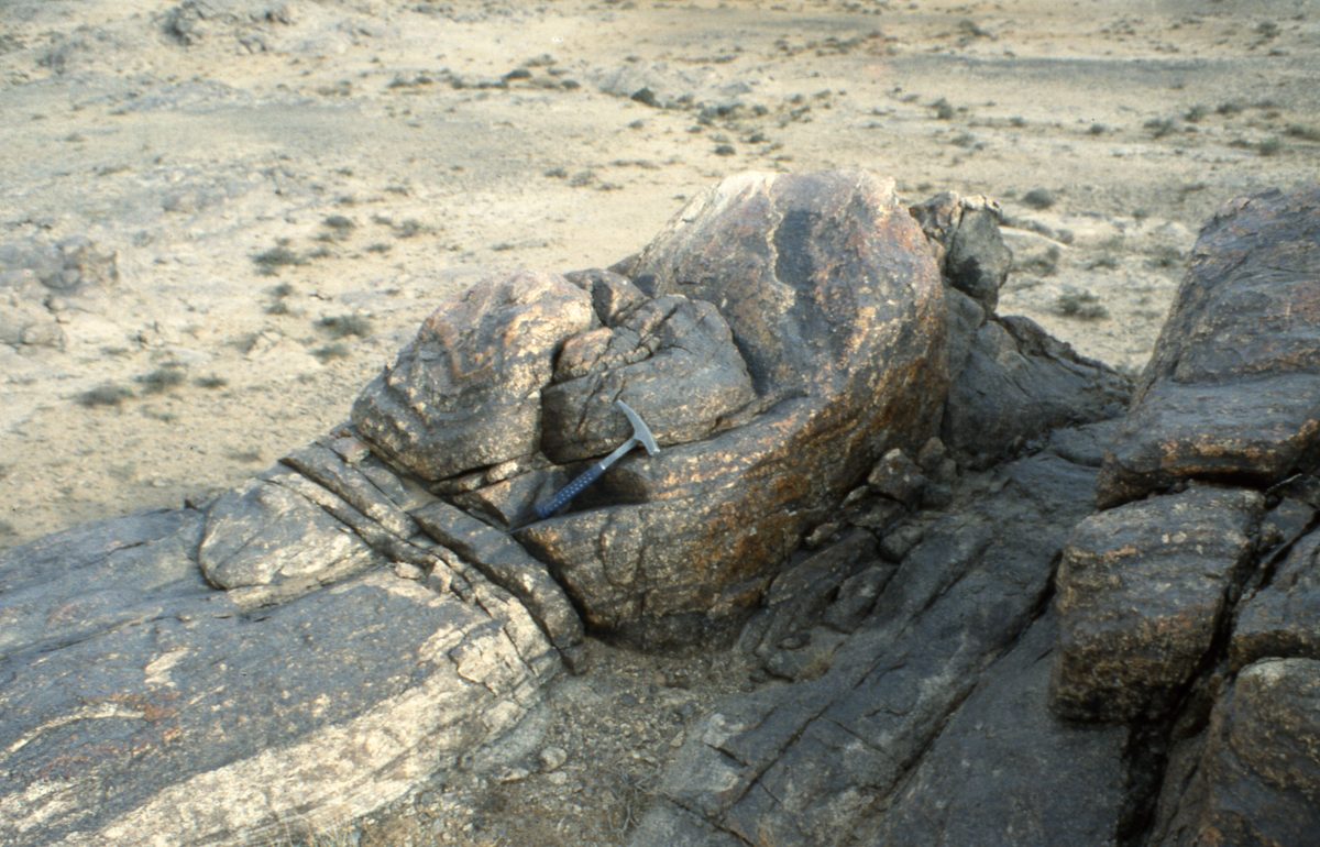 Mongolei: Das nächste Ziel tief in der Gobi ist Han-Bogdo mit seinen gigantischen Elpidit Kristallen und der T