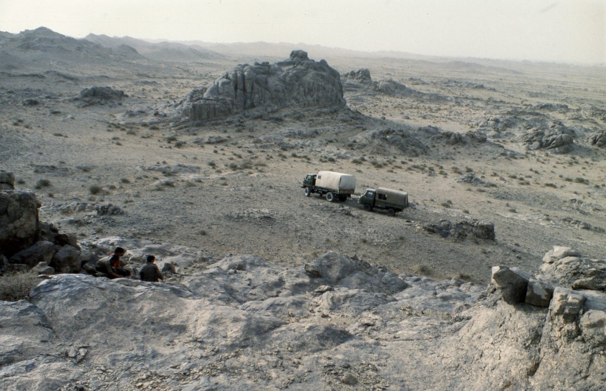 Mongolei: Das nächste Ziel tief in der Gobi ist Han-Bogdo mit seinen gigantischen Elpidit Kristallen und der T