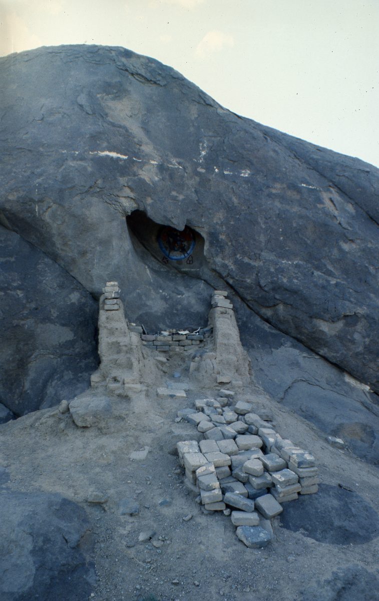 Mongolei: Alter, buddhistischer Altar in der Gobi.