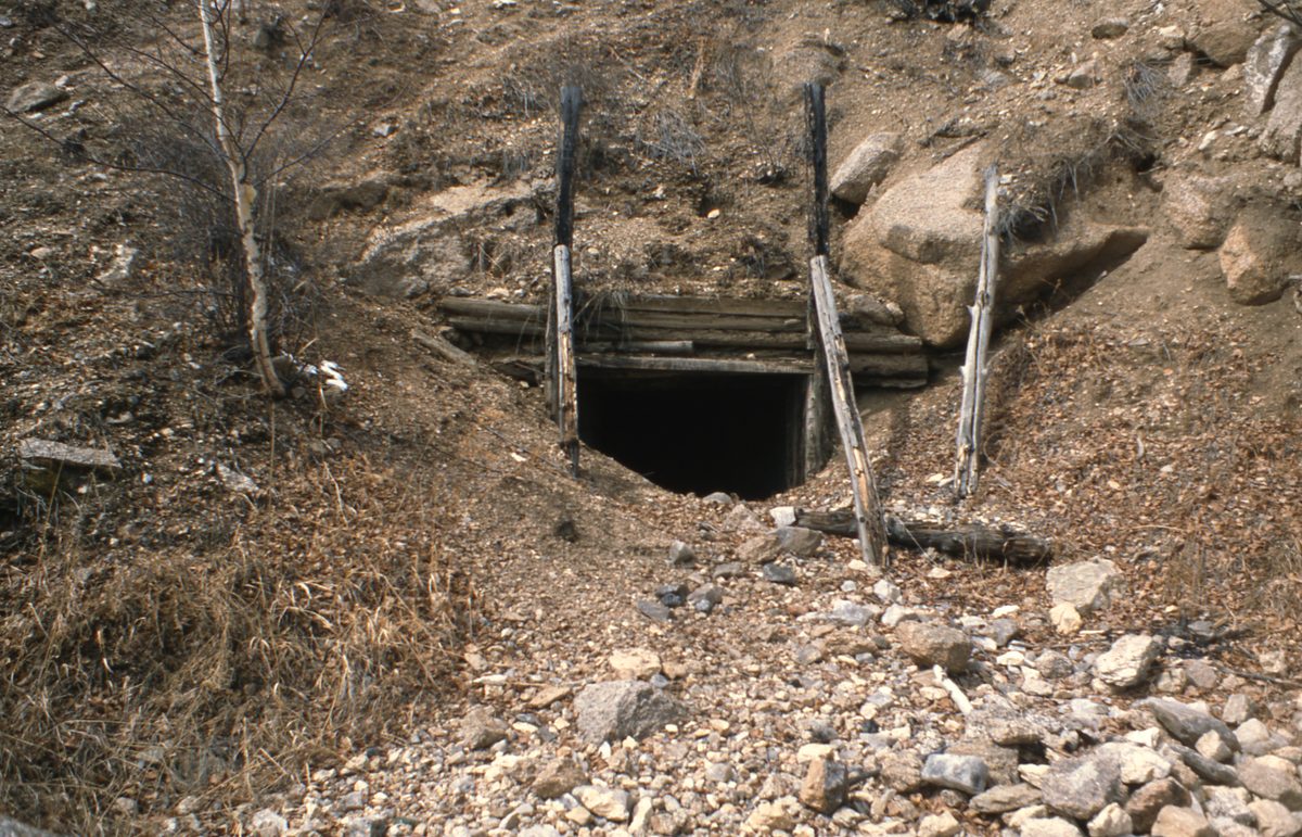 Mongolei: Östlich von Ulan-Bator haben die Russen mal optischen Quarz abgebaut und es sind Funde von sehr gute